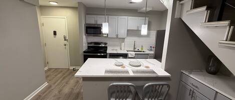 Kylskåp, mikrovågsugn, ugn och spishäll