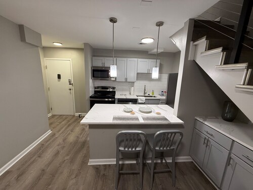 * NEW * 1BR Retreat | Heart of Campus w/ Parking