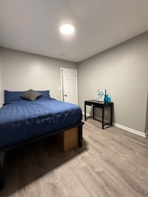 1 habitación, escritorio, tabla de planchar con plancha y wifi gratis 