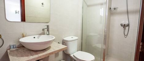 シャワー、ヘアドライヤー、タオル、石鹸