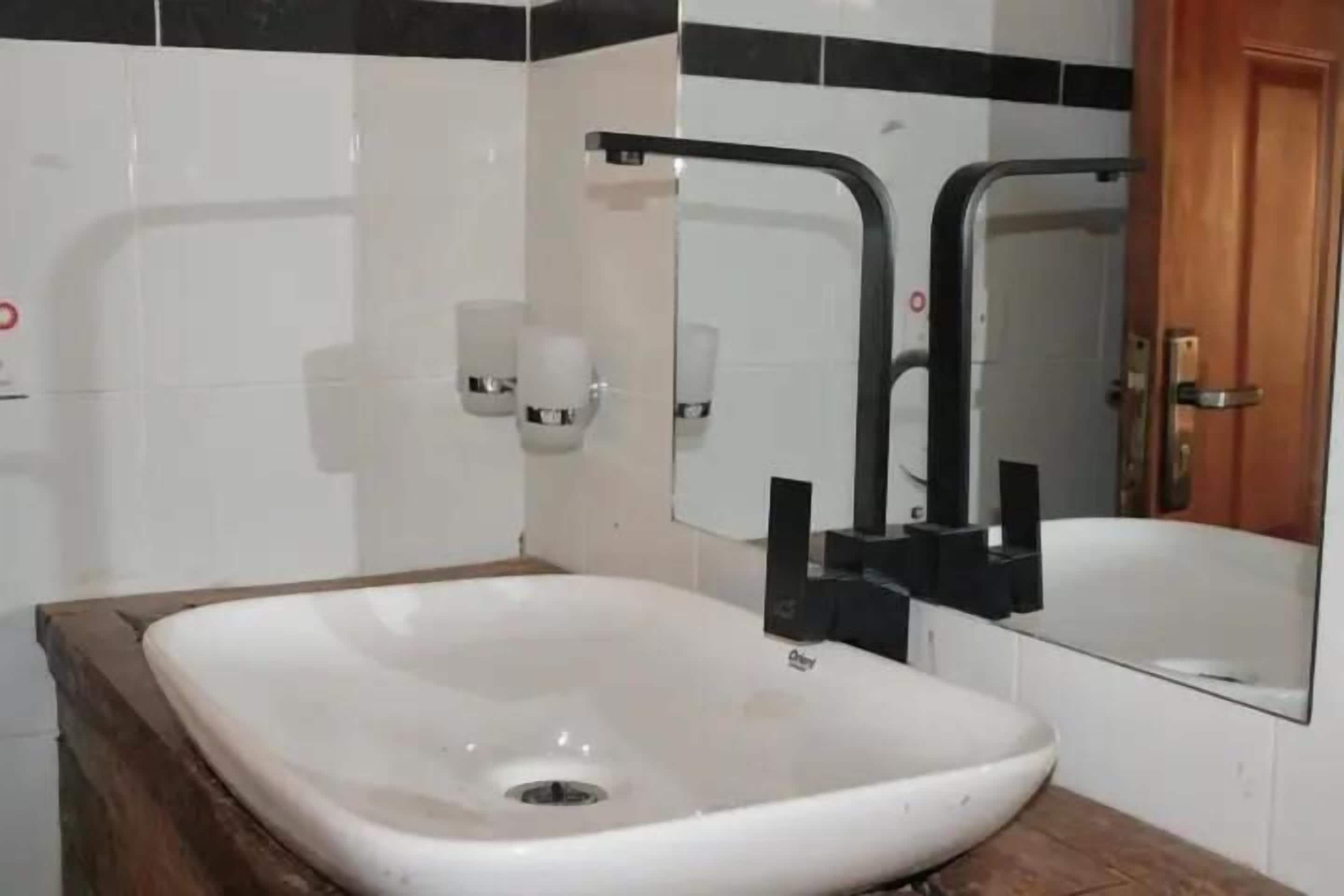 Deluxe Cottage, Balcony, Garden View | Bathroom | Shower, free toiletries, slippers, towels