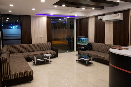 Recepción. Hotel Bridge View