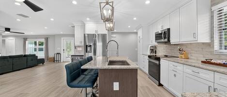 Frigorifero, microonde, forno, piano cottura