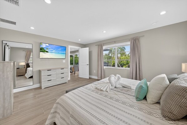 3 habitaciones, tabla de planchar con plancha, wifi y ropa de cama 