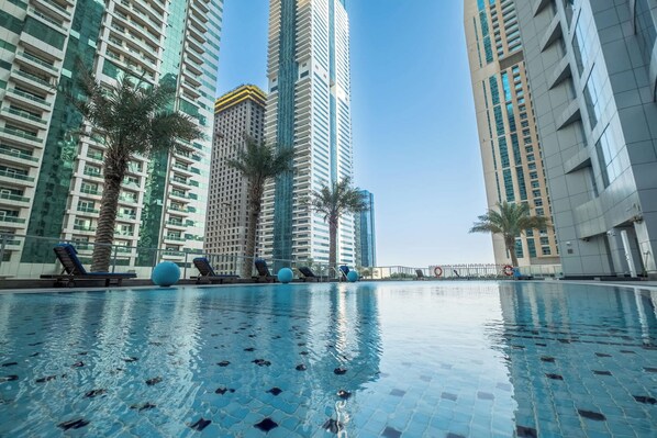 Pool - StayShort - Modern 2BR with City Views in Dubai Marina! (Dubai Marina)