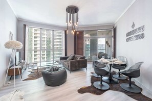 TV - StayShort - Modern 2BR with City Views in Dubai Marina! (Dubai Marina)