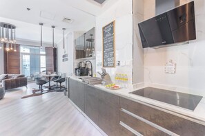 Fridge, microwave, oven, stovetop - StayShort - Modern 2BR with City Views in Dubai Marina! (Dubai Marina)