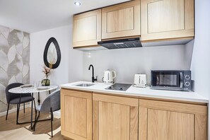 Apartment | Eigene Küche | Kühlschrank, Mikrowelle, Herdplatte, Wasserkocher mit Kaffee-/Teezubehör