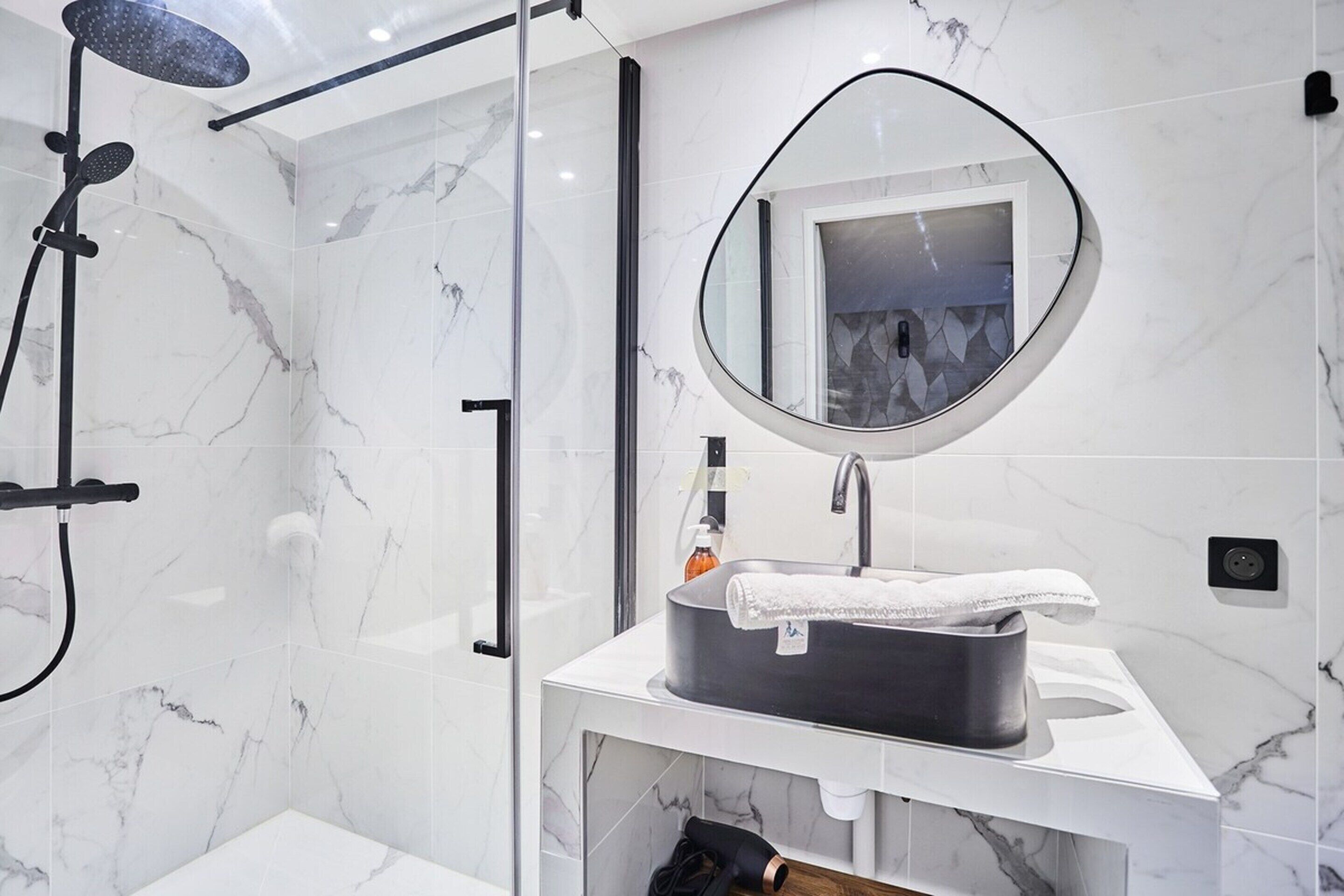 Appartement | Badkamer | Een haardroger, zeep, shampoo