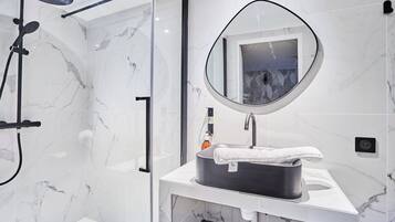 Appartement | Badkamer | Een haardroger, zeep, shampoo