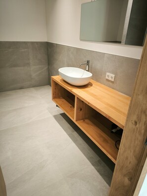 Dusche, Haartrockner, Handtücher