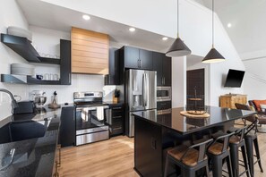 Réfrigérateur, four à micro-ondes, un four, surface de cuisson