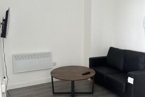 Living area - Train Station Aparthotel - Free Wifi, Free Parking Deluxe Double Studio (Scunthorpe)