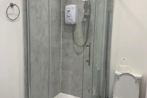Dusche, Handtücher, Seife, Toilettenpapier