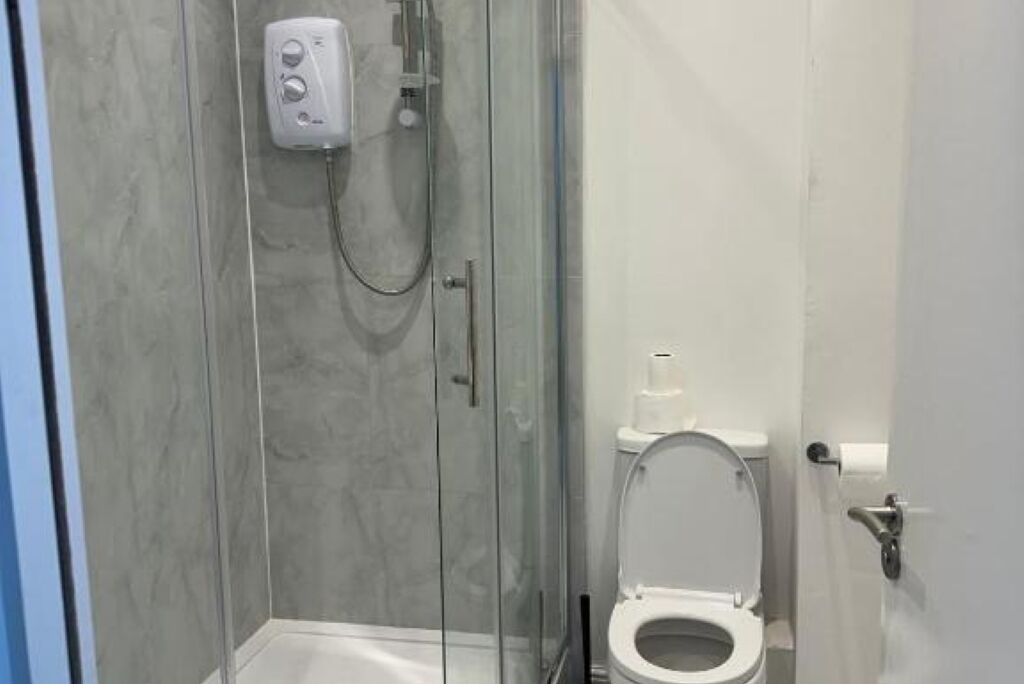 Doccia, asciugamani, sapone, carta igienica