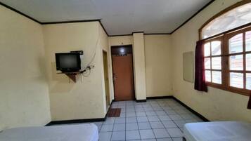 Basic Room | Desk, laptop workspace, free WiFi