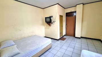 Basic Room | Desk, laptop workspace, free WiFi