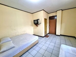 Quarto básico | Escrivaninha, espaço de trabalho para notebook, Wi-Fi de cortesia