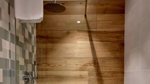 A modern shower area with a wooden wall and a tiled backsplash. - Carob Apartments - Life (Trani)