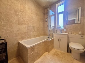 Dusche, Haartrockner, Handtücher, Seife