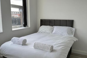 1 habitación, tabla de planchar con plancha, wifi y ropa de cama