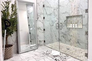 Shower, hair dryer, towels, shampoo - Private King studio for 2 in close proximity to Midtown Tampa (Tampa)