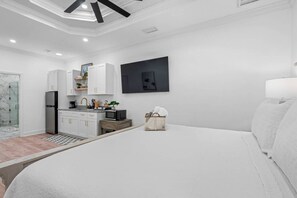 Iron/ironing board, free WiFi, bed sheets