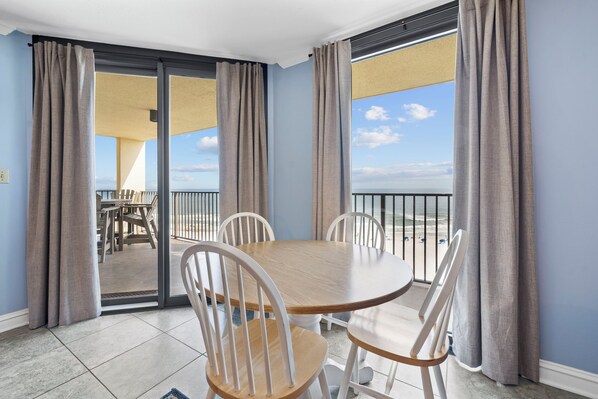 Signature-Apartment, 3 Schlafzimmer, Poolzugang, Strandblick | Essbereich im Zimmer