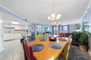 Signature Condo, 3 Bedrooms, Pool Access, Beach View | In-room dining