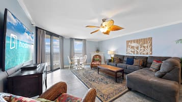 Apartamento Signature, 3 habitaciones, acceso a la piscina, vistas a la playa | Sala de estar | Smart TV de 55 pulgadas con canales digitales
