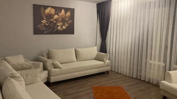 Suite clásica | Zona de estar | Smart TV de 50 pulgadas con canales por satélite