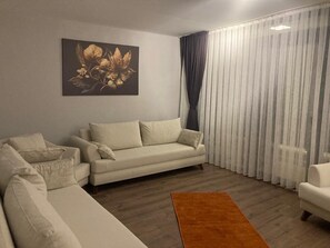 Suite clásica | Área de sala de estar | Smart TV de 50 pulgadas con canales vía satélite 