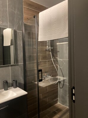 Quarto solteiro standard | Banheiro | Chuveiro, chuveiro com efeito de chuva, secador de cabelo, bidê