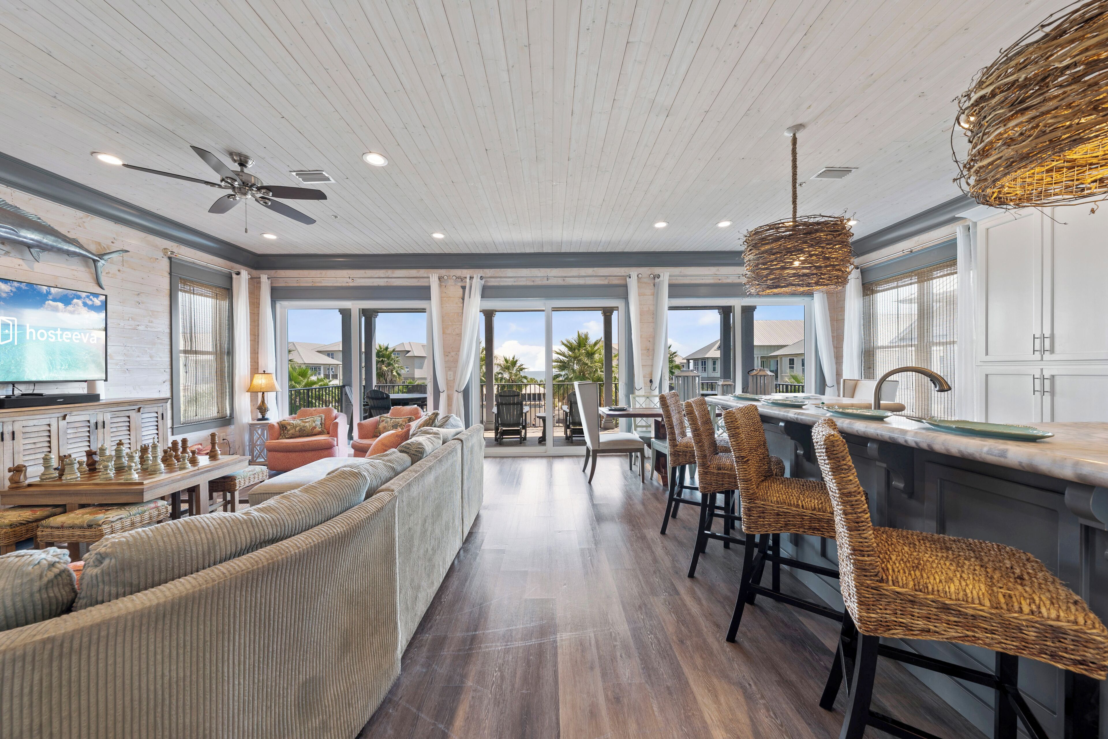 บ้านพัก, หลายเตียง, ระเบียง, วิวสระว่ายน้ำ | ห้องนั่งเล่น | สมาร์ททีวี 50 นิ้ว พร้อมช่องดิจิตอล