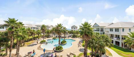 Casa Prestigio, varias camas, balcón, vista a la alberca | Vista del balcón