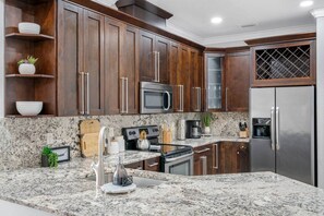 Réfrigérateur, four à micro-ondes, un four, surface de cuisson