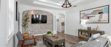 Una Smart TV, un futbolín