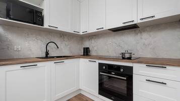 Frigorífico, microondas, horno y placa de cocina