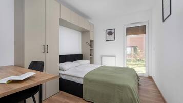 1 habitación, escritorio, tabla de planchar con plancha y wifi