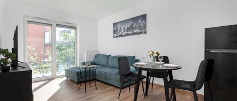 Una televisión, una oficina