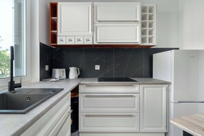 Fridge, microwave, stovetop, coffee/tea maker - św. Michała 30 Poznań | Elegant Apartment for Remote Work with Balcony (Poznań)