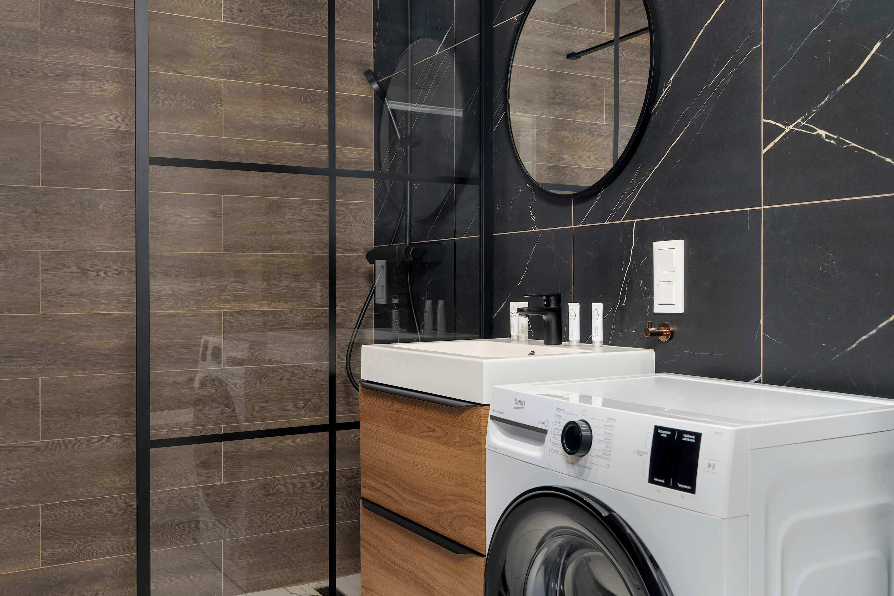 Douche, sèche-cheveux, serviettes fournies, shampoing