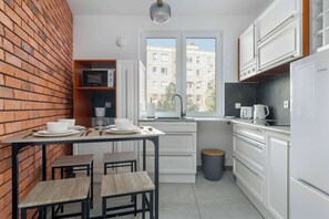 Fridge, microwave, stovetop, coffee/tea maker - św. Michała 30 Poznań | Elegant Apartment for Remote Work with Balcony (Poznań)