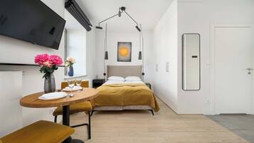 Schreibtisch, Bügeleisen/Bügelbrett, Reisekinderbett, WLAN