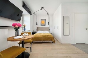 Schreibtisch, Bügeleisen/Bügelbrett, Reisekinderbett, WLAN