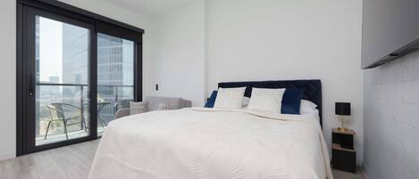 Escritorio, tabla de planchar con plancha, wifi y ropa de cama