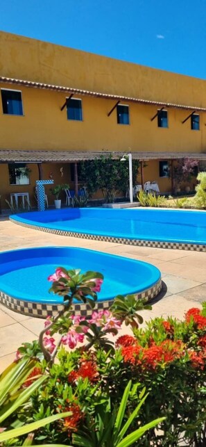 2 outdoor pools