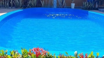 2 outdoor pools