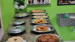 فطور قائم على الخدمة الذاتية مجانًا يوميًا