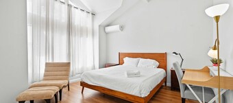 Bright Cozy Home w Full Kitchen Garage Backyard